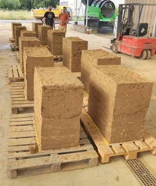 Fabrication de murs en bauge Fabrication de murs en bauge, ce sont des briques en terre crue